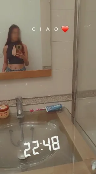 Claudia, 23