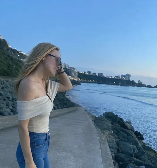 Daniela, 19