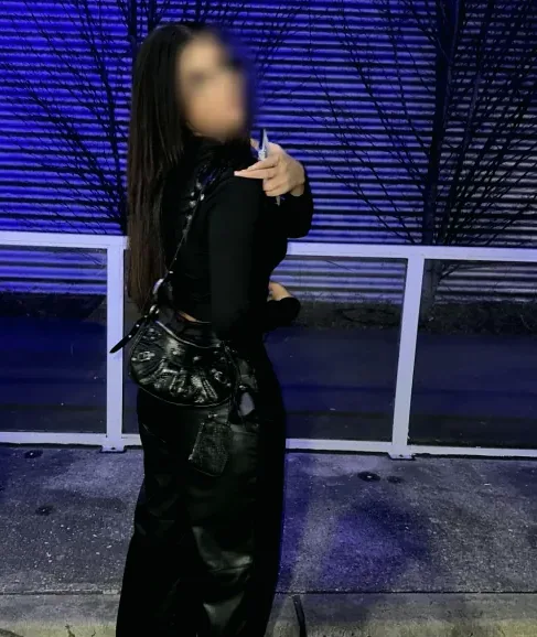 Elif, 19