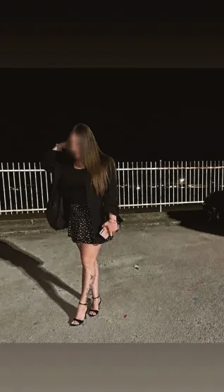 Julia, 23