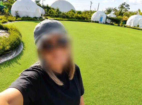 Manuela, 35