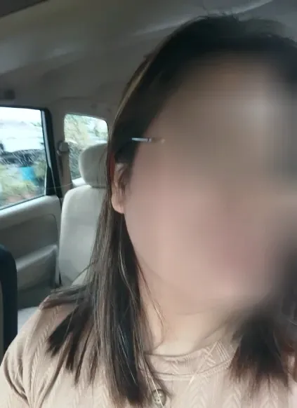 Manuela, 33