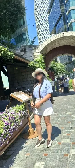 Rosa, 35
